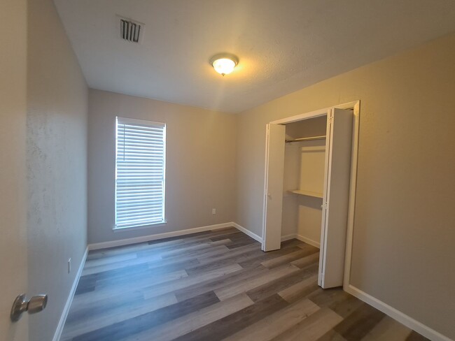 Building Photo - Move In Ready! 3 Bedrooms, 2 Bathrooms, 2 ...