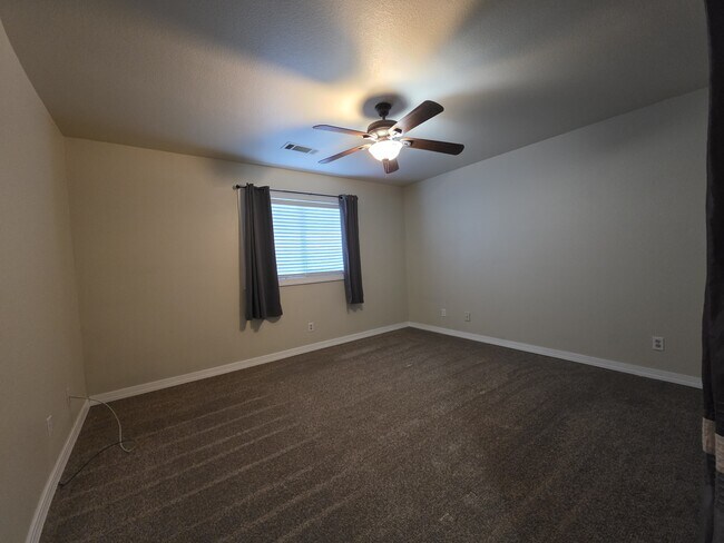 Building Photo - 303 Pinon Way