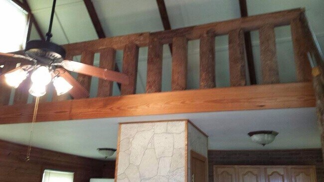 Building Photo - 512 Log Cabin