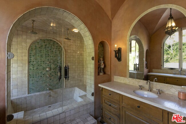 Building Photo - 1407 N Beverly Dr