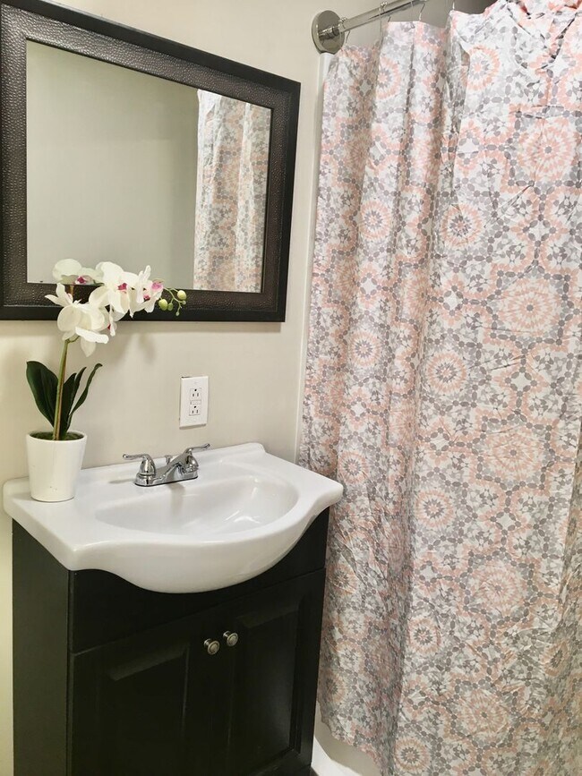 Building Photo - 3 Bedroom House! Coming soon!