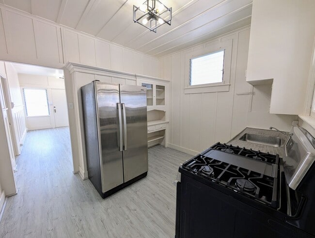Building Photo - Centrally located 2 Bed, 1.5 Bath house in...