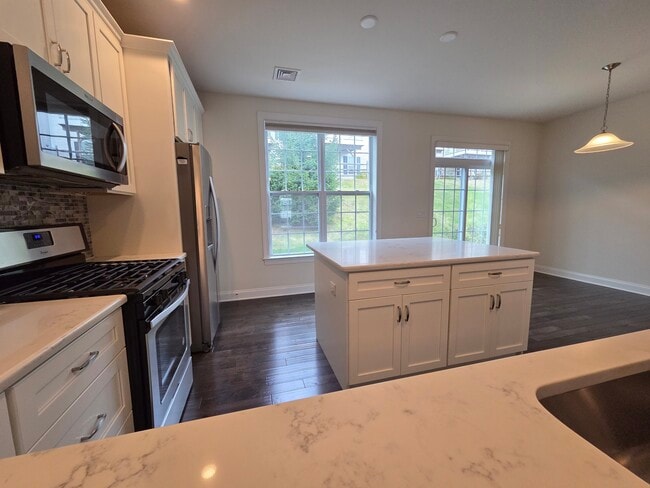 Building Photo - 12 Putnam Ln