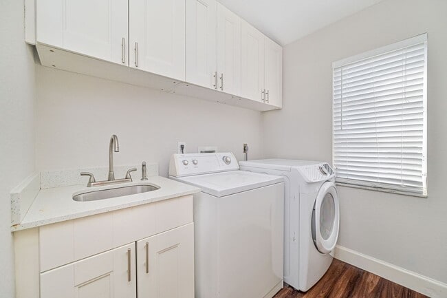 Building Photo - 4 Bed/ 2 Bath ~ Single Family Pool Home in San Carlos Park!