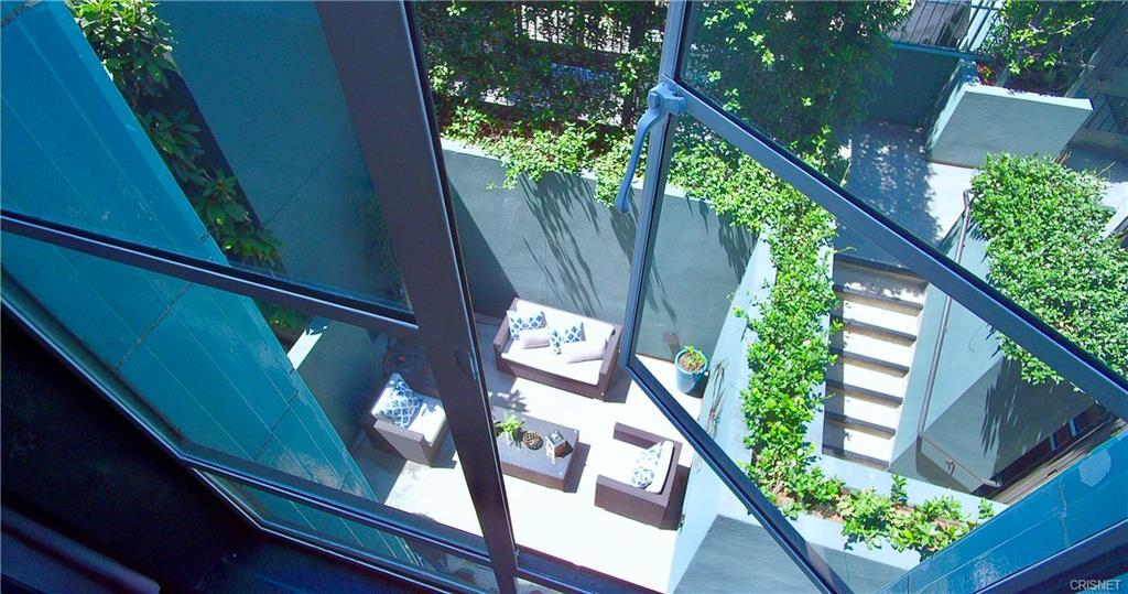 Outdoor Space - 849 S Broadway