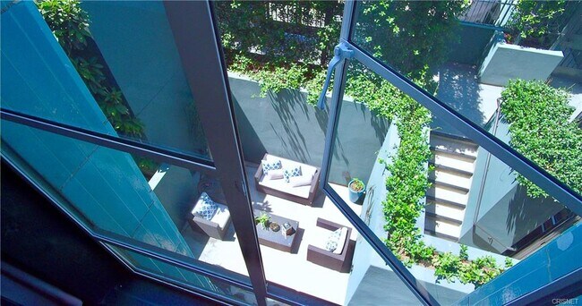 Outdoor Space - 849 S Broadway