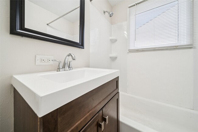 Building Photo - 1303 W 23rd Ave