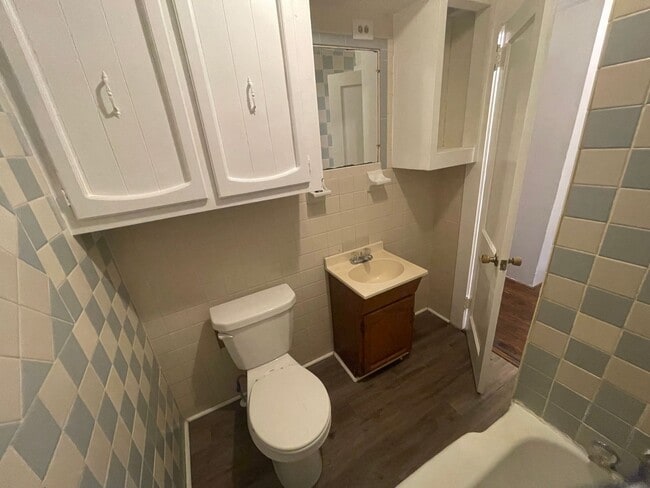 Building Photo - 3 bedroom 1 bath house available!  Freshly...