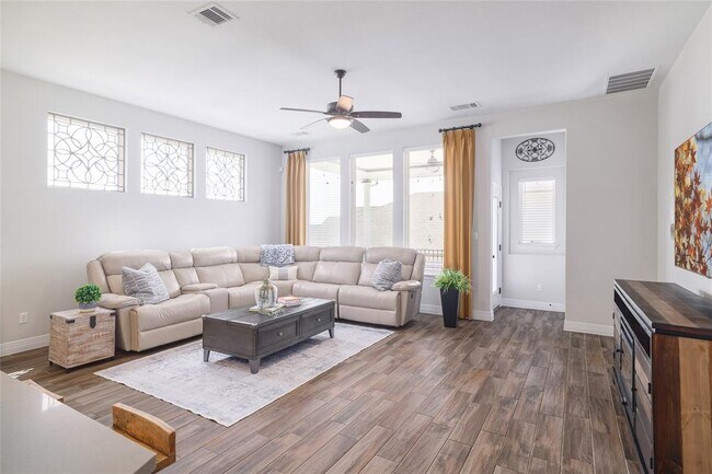 Building Photo - 505 Saturnia Dr