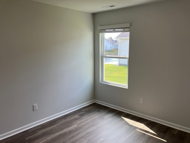 Building Photo - 3 Bedroom 2 Bathroom House- Groves at Sout...