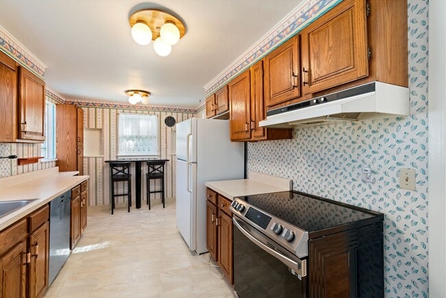 Building Photo - Newly Renovated 3Bd/1.5 Bath Home -- Avail...