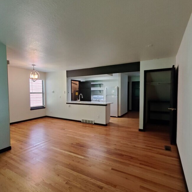 Building Photo - 3BR/2.5BA Townhome for Rent