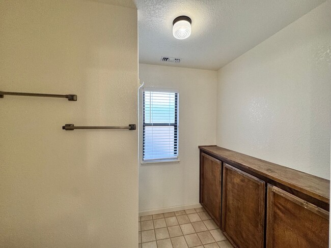 Building Photo - Cozy upstairs Condo in Auburn