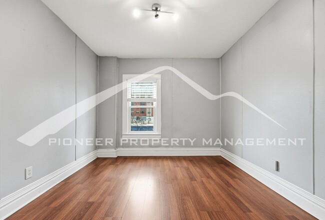 Building Photo - Charming Townhouse with Central AC and Great Location!