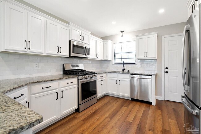 Building Photo - 323 Twisted Oak Dr