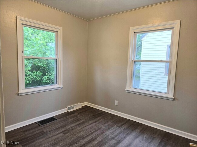 Building Photo - 859 E Avondale Ave