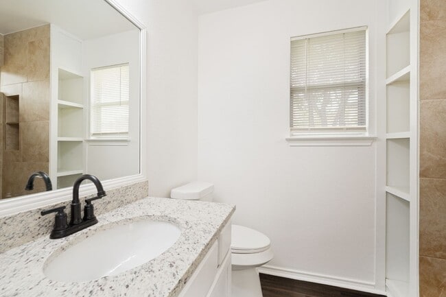Building Photo - BEAUTIFUL 3-BEDROOM HOME NEAR LACKLAND AFB