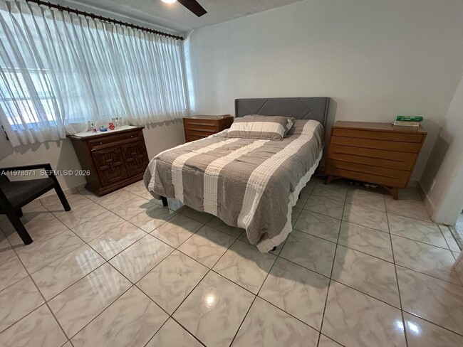 Building Photo - 1333 E Hallandale Beach Blvd