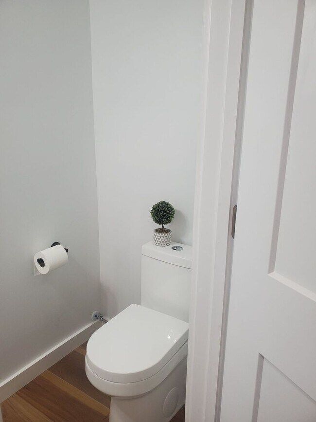 Building Photo - Newly Renovated 3 bedroom Single Family Ho...