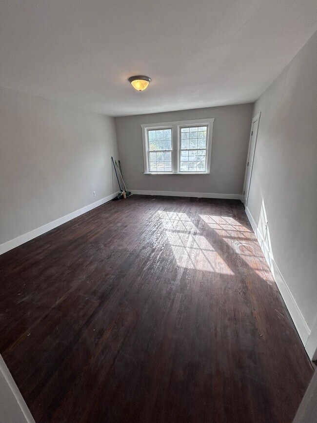 Building Photo - Available Now! | Fully Remodeled 2 Bed, 1 ...