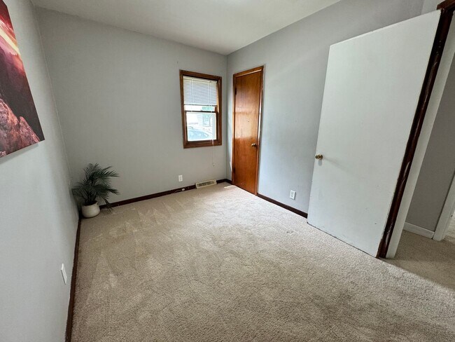 Building Photo - 3 Bed, 1 Bath Home for rent in Elk Run Heights