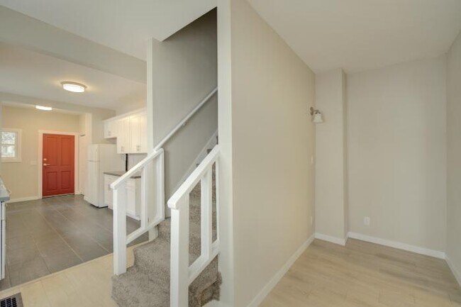 Building Photo - 5 bedroom in Seattle WA 98105