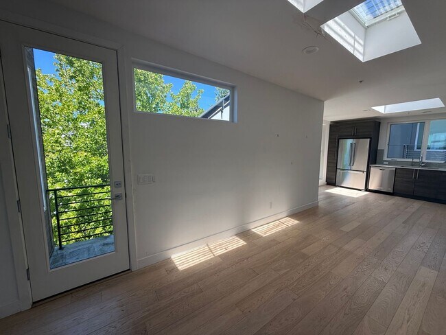 Building Photo - North Capitol Hill Townhome