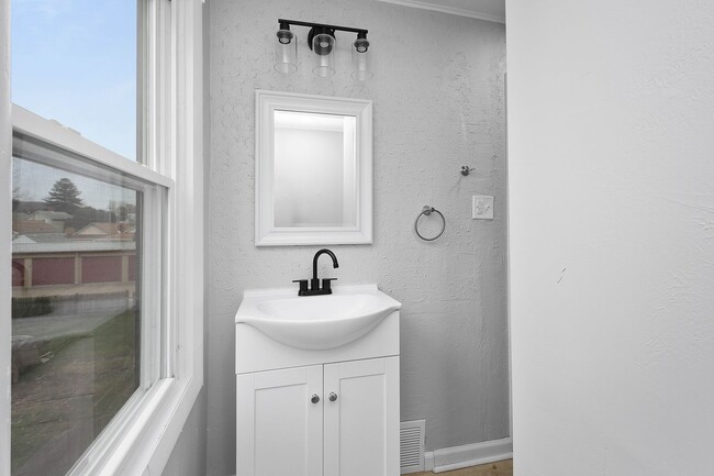 Building Photo - SCORE 1ST MONTH'S RENT FREE IF SIGNED BY DEC 19! Beautiful 2 bedroom home in Coraopolis available...