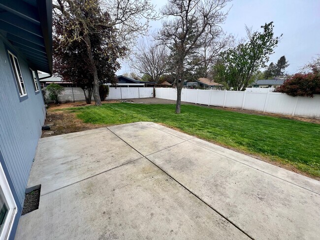 Building Photo - 990 Janes Rd