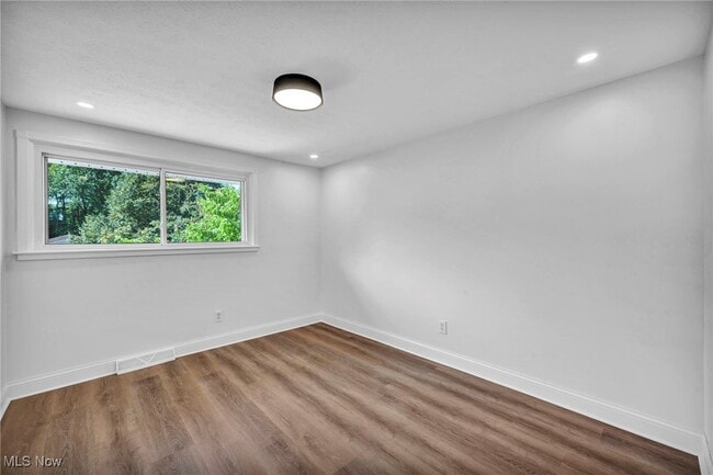 Building Photo - 23976 Noreen Dr
