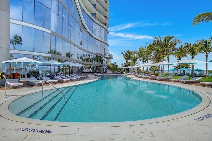 Building Photo - 15701 Collins Ave