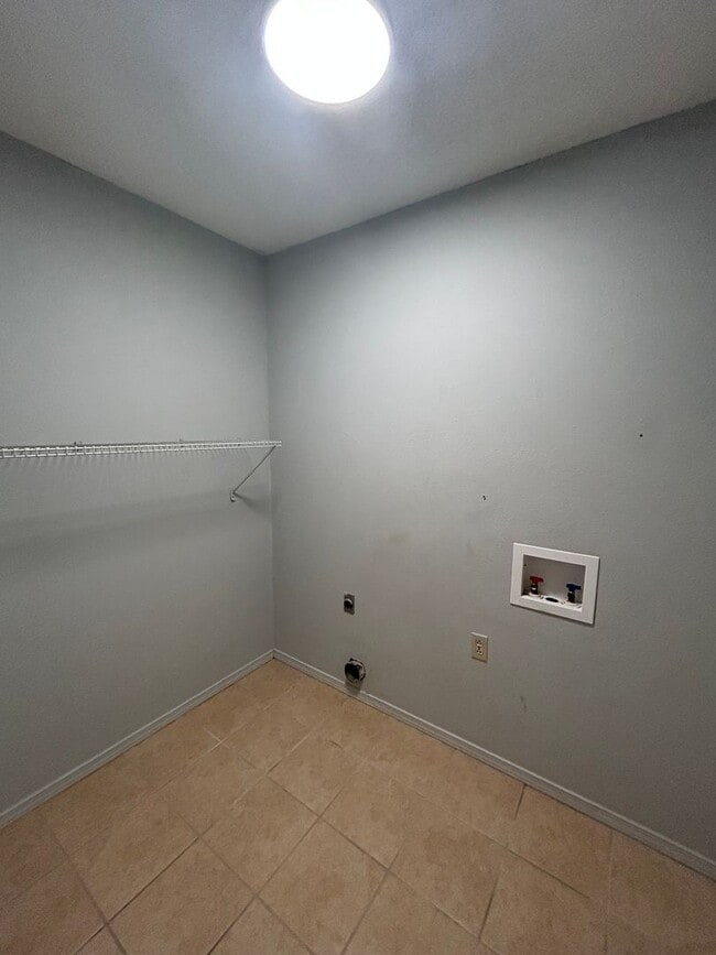 Building Photo - Spacious 3 Bed, 2 Bath Home in the Heart o...