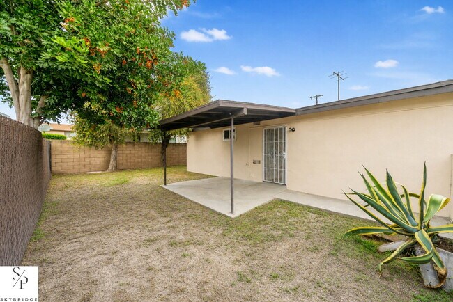 Building Photo - "Charming 2-Bed Sanctuary in the Heart of Downey – Your Ideal Urban Retreat Awaits!"