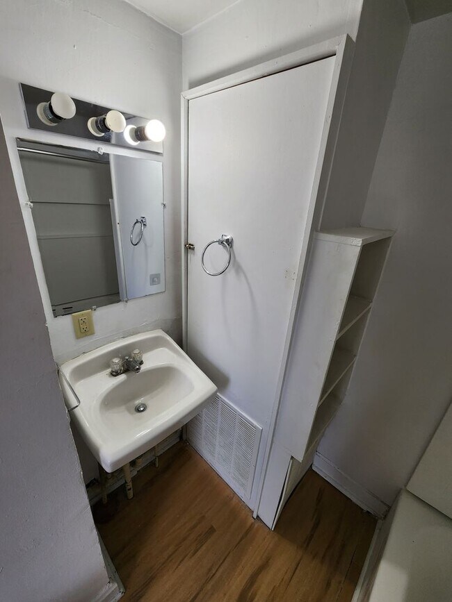 Building Photo - Spacious 2-Bedroom, 1-Bathroom Home AVAILA...