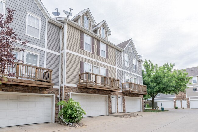 Building Photo - 2 Bedroom 2 Bathroom Town House - End Unit