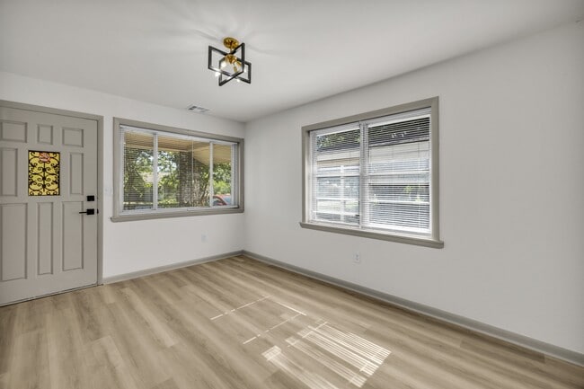 Building Photo - 114 E Ross Ave