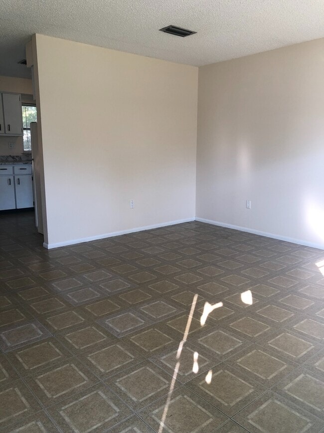 Building Photo - 1 Bed 1 Bath | Large Yard | Washer/Dryer H...