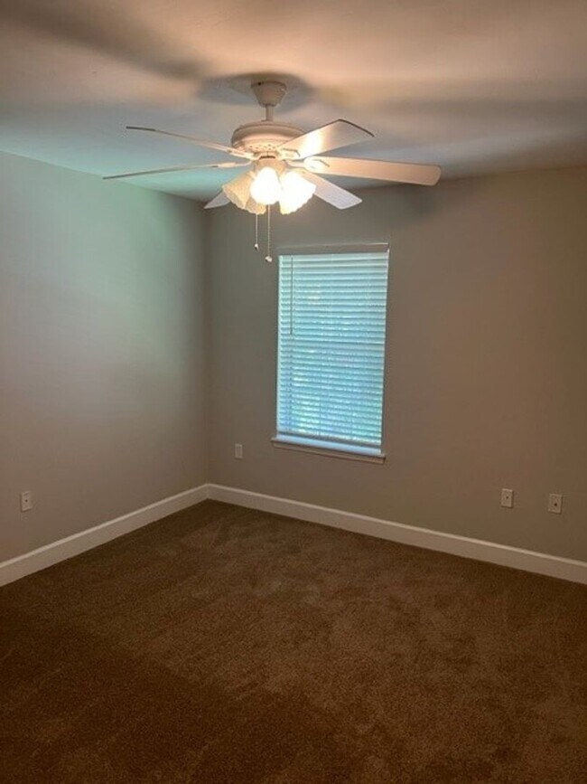 Building Photo - Great Location for this 2 bedroom 2 1/2 bath in Woods Edge South