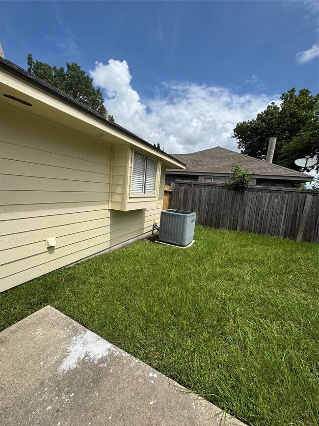 Building Photo - 11922 Sulphur Springs Dr