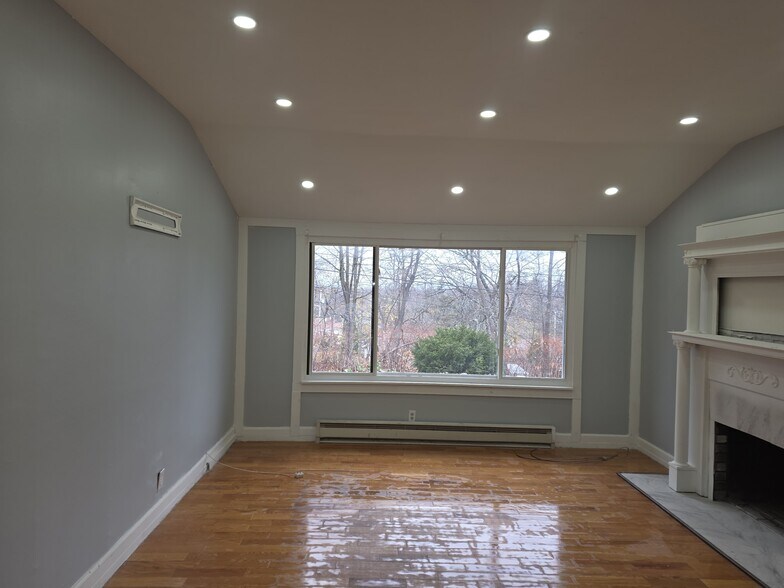 Building Photo - 25 Laurel Trl