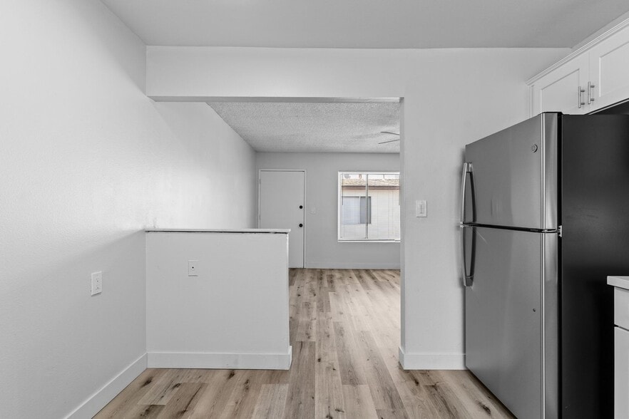 Building Photo - 1050 Gaviota Ave