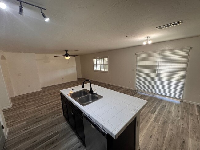 Building Photo - Lovely Home for rent in Hanford,Ca