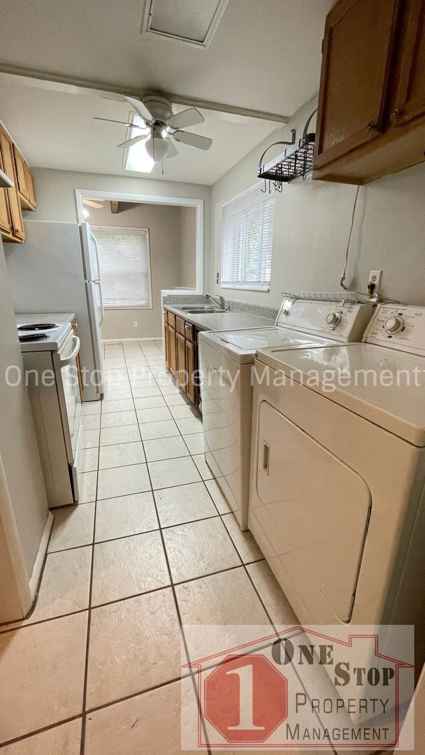 Building Photo - Split level 3 bedroom, 1.5 bathroom, and 1...