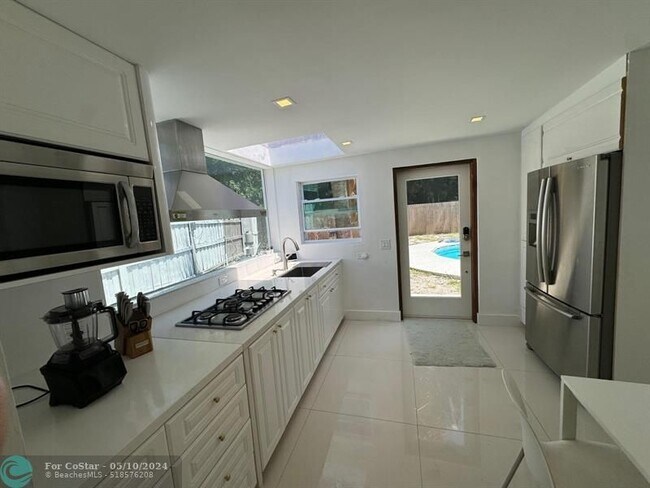 Building Photo - 327 Lancaster St