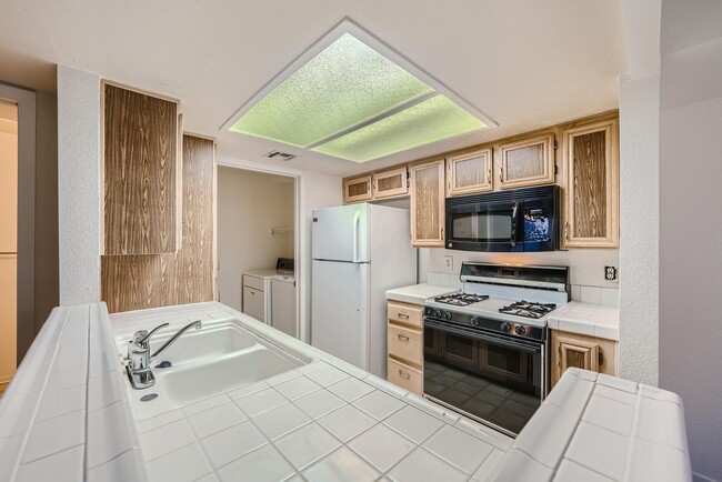 Building Photo - 1908 Mountain Hills Ct