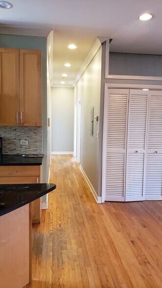 Hallway 2 - 4044 N Kedvale Ave