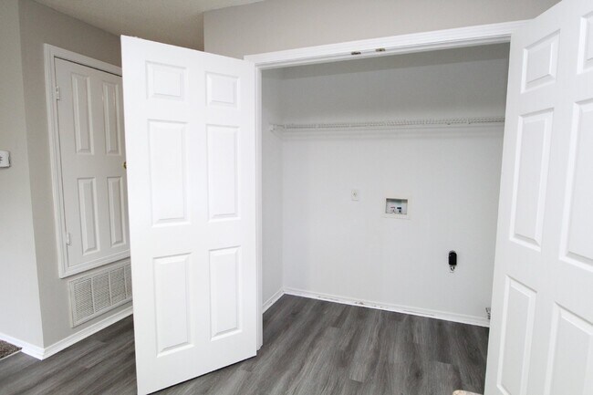 Building Photo - 3BR Gulf Breeze Home Zoned for Gulf Breeze High School with Open Living Area, Fenced Backyard & C...
