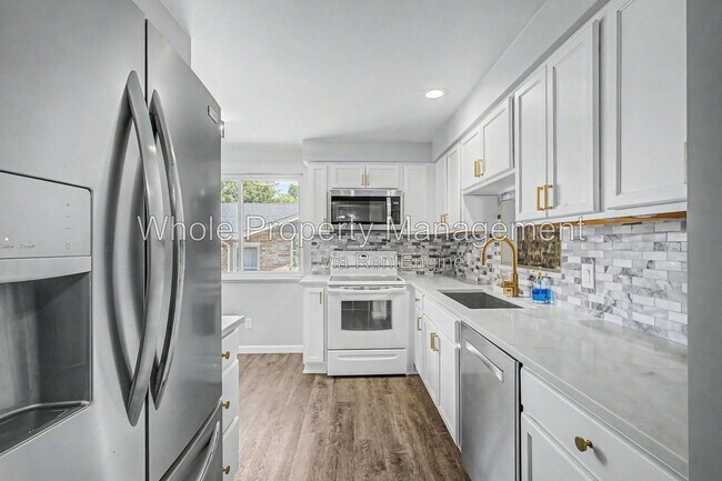 Building Photo - 3404 S Clinton Ct