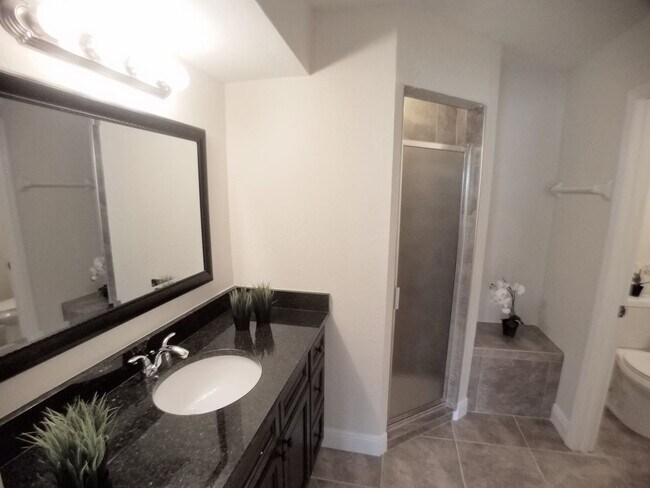 Building Photo - Gorgeous first floor 2/2 condo x Rent @  W...