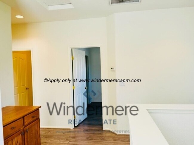 Building Photo - Spacious 3-bedroom with Updated Finishes and Prime Location!